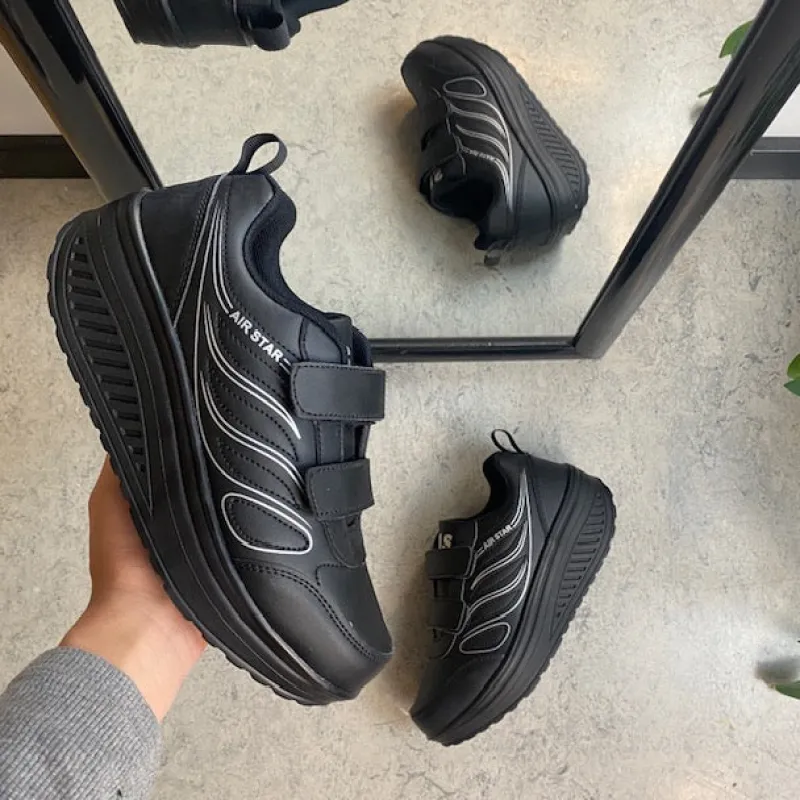 Sygeplejebutikken Leddegigt|Hælsporer*Sort sportssko med velcrolukning og gængesål.