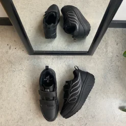 Sygeplejebutikken Leddegigt|Hælsporer*Sort sportssko med velcrolukning og gængesål.