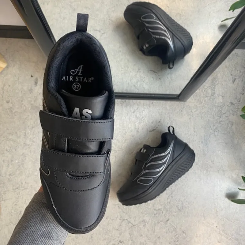 Sygeplejebutikken Leddegigt|Hælsporer*Sort sportssko med velcrolukning og gængesål.