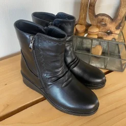 Sygeplejebutikken Sorte Støvletter|Vinterstøvler Damer*Sorte damestøvletter med varmt for og 2 lynlåse – komfortabel PU-sål og praktisk design