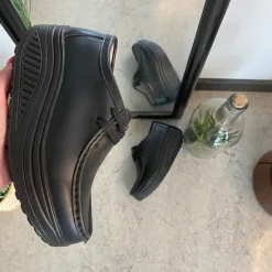 Sygeplejebutikken Leddegigt|Hælsporer*Sorte skindsko med gængesål og svangstøtte