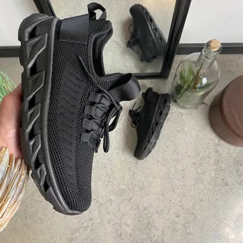 Sygeplejebutikken Knyster - Hallux Valgus|Slip On Sko*Sorte slip-on sko med strikoverdel