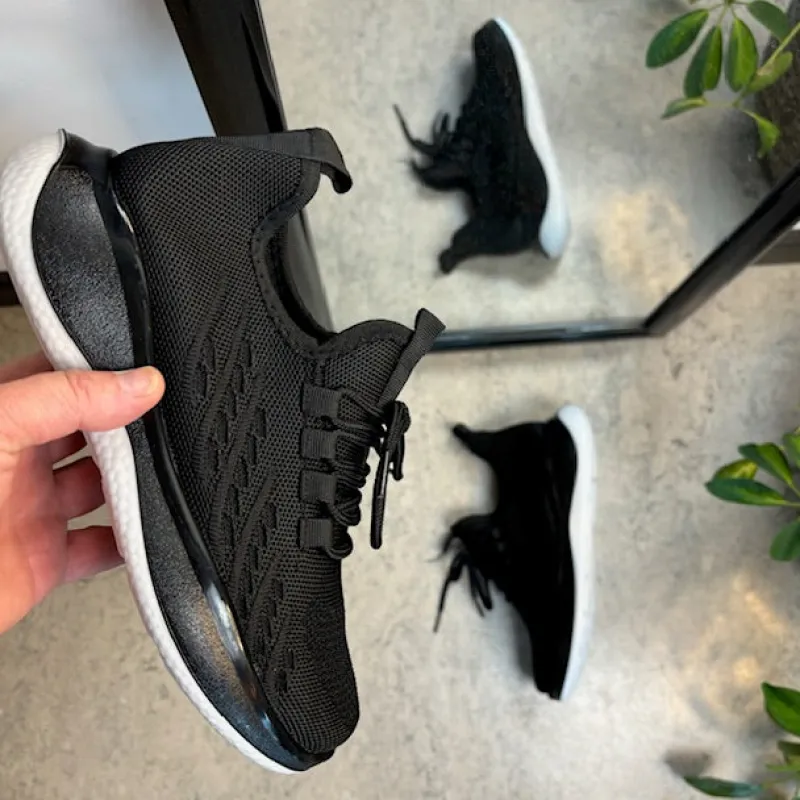 Sygeplejebutikken Sko På Tilbud*Sorte strikkede slip on sko med en fast kant i åbningen.