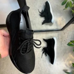 Sygeplejebutikken Sko På Tilbud*Sorte strikkede slip on sko med en fast kant i åbningen.