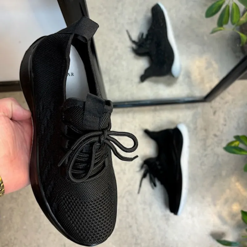 Sygeplejebutikken Sko På Tilbud*Sorte strikkede slip on sko med en fast kant i åbningen.