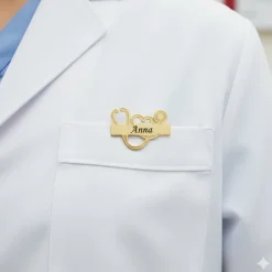 Sygeplejebutikken Gravering|Gaver Til Sundhedspersonalet*Stetoskop navneskilt i guldfarvet stål – professionelt og personligt look til sundhedspersonale