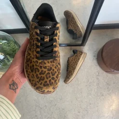 Woden Sommersko Dame|Overgangssko*ruskindssko med Leo print